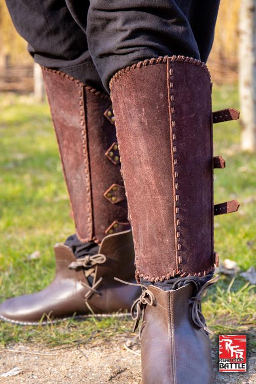 Bereit für den Kampf: Beinschienen Veteran Braun