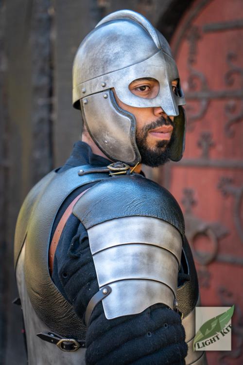 Outrider Schulterpanzer aus Stahl