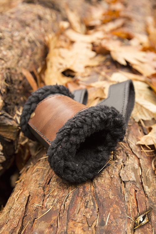 Schwerthalter mit Fell, schwarz/braun