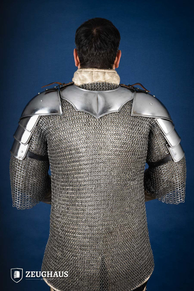 Schultern Brave Poliert